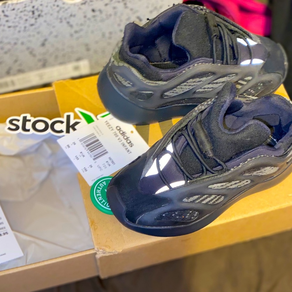 Authentic Yeezy 700 (Alvah) infants 9k